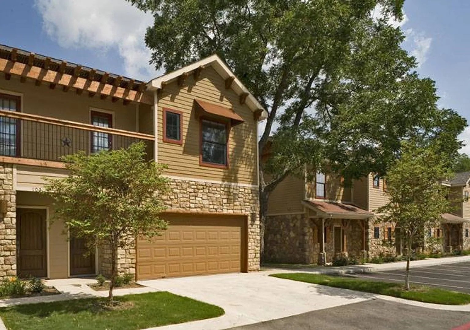 Modern 4BR/4.5BA Townhouse - Pool & Gym, Plus Two-Car Garage — Photo 4