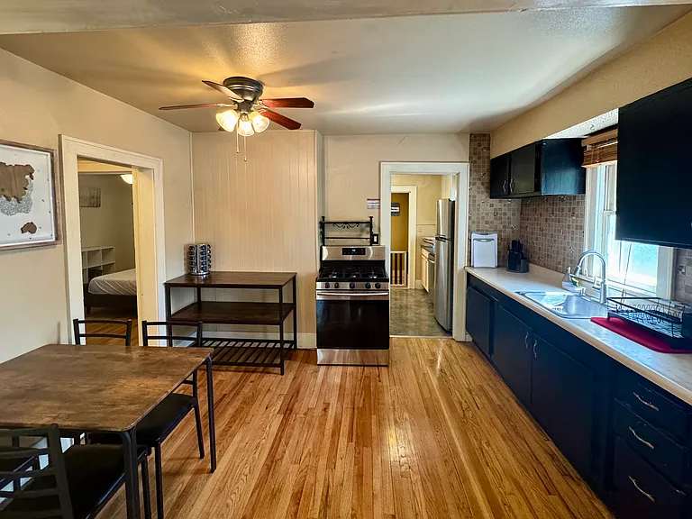 912 Fairview St — Photo 5