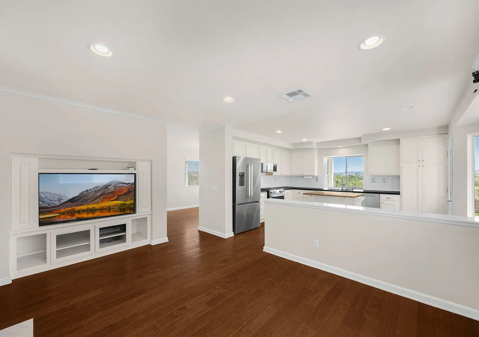 Gorgeous updated 3 Bed / 2.5 Bath w/ Amazing Views - North Corona — Photo 2