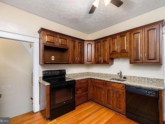 5th image of 729 Revolution St