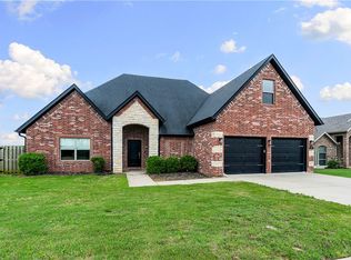 900 Sunset Ln, Centerton, AR 72719