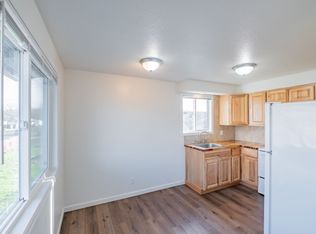 800 S 4th St APT 8, Independence, OR 97351