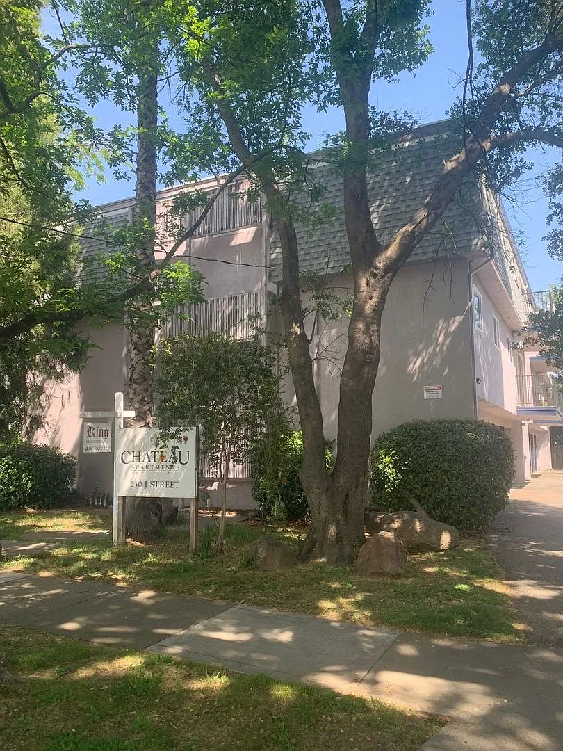 Chateau Apartments — Photo 1