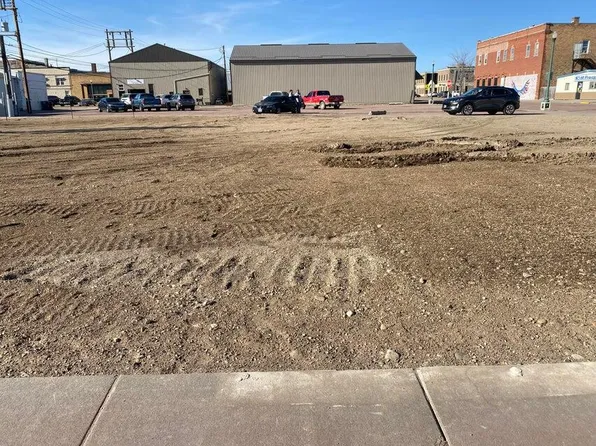 118 E 1st Ave, Mitchell, SD 57301