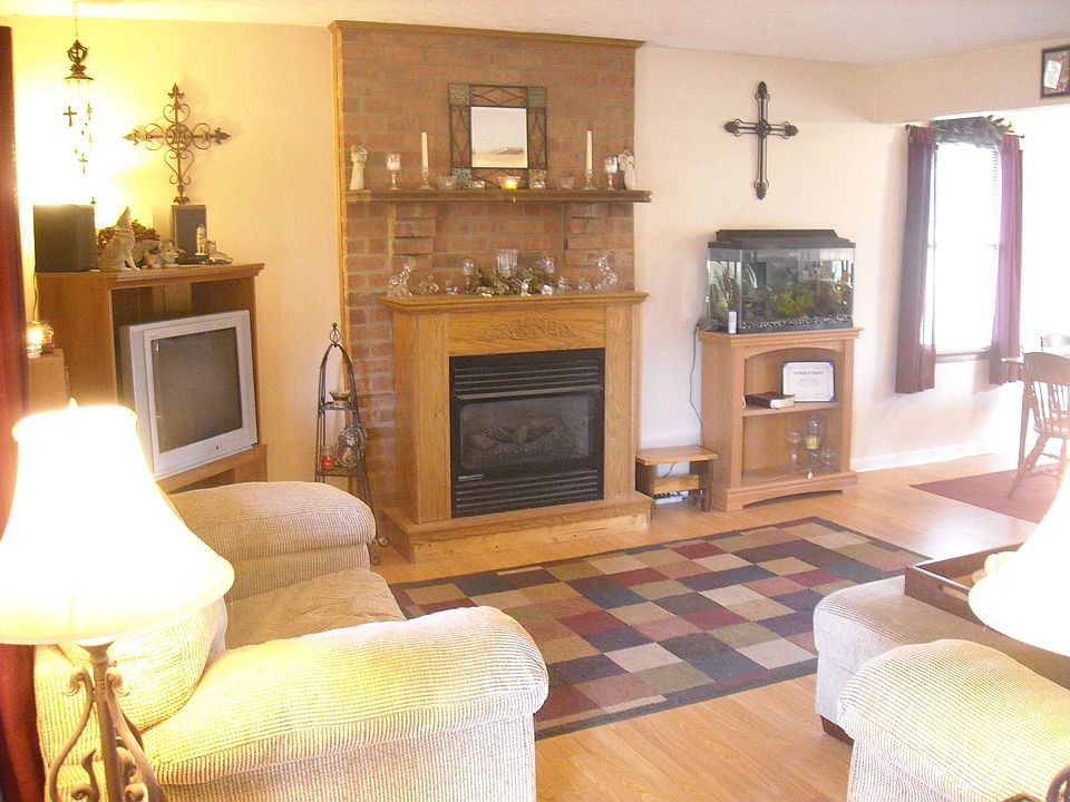 LR w/new wood laminate flooring and gaslog FP