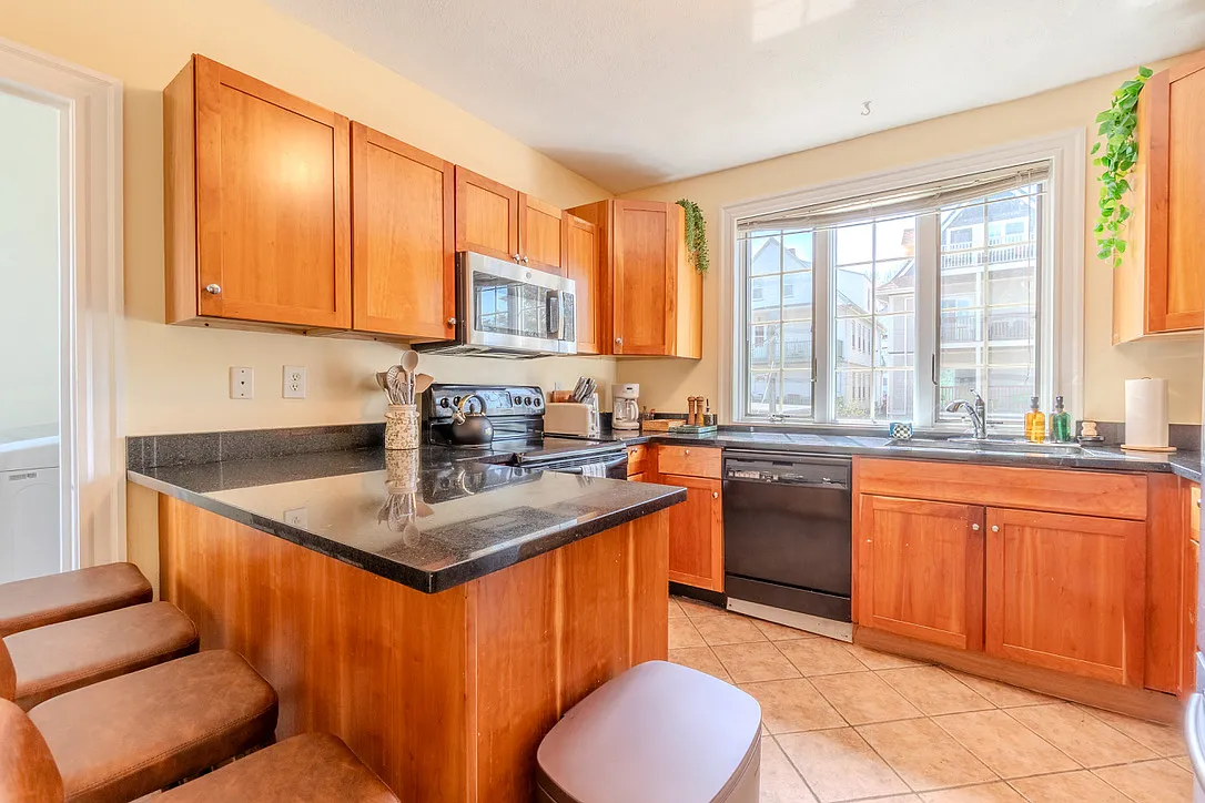 5 bed, 999 sqft, $5,500 — Photo 1