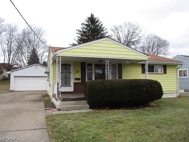 470 Sanderson Ave photo 1
