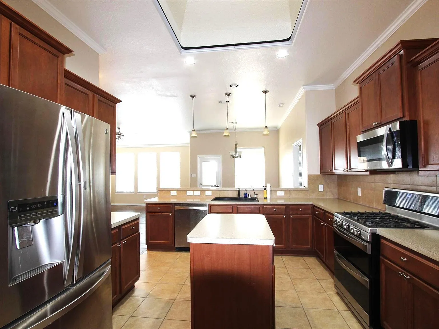 3 bed, 2.0 bath, 1844 sqft, $2,200 — Photo 2