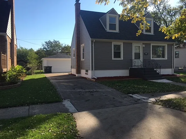 17507 Community St photo 1