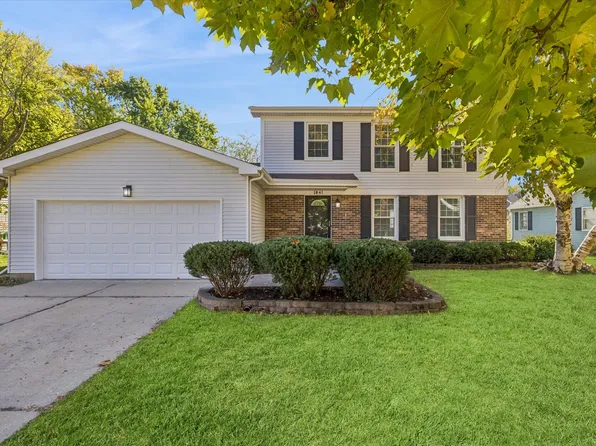 1041 Barlina Rd, Crystal Lake, IL 60014