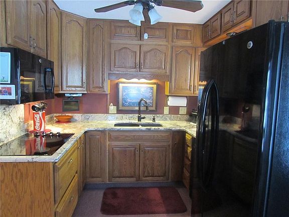 4th image of 810 Middle St