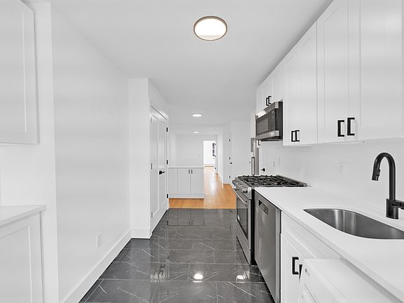 2nd image of 104 Jefferson St APT 3r