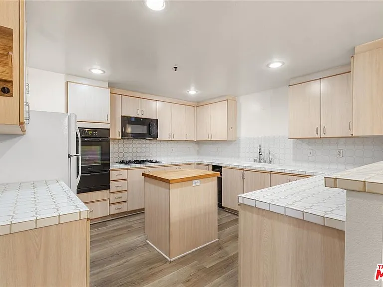 5350 White Oak Ave #209 — Photo 7