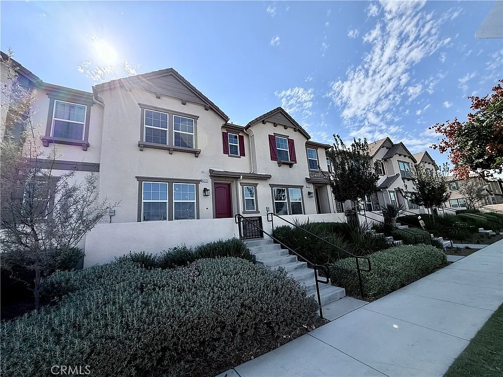 3 bed, 2.5 bath, 1555 sqft, $3,400 — Photo 2
