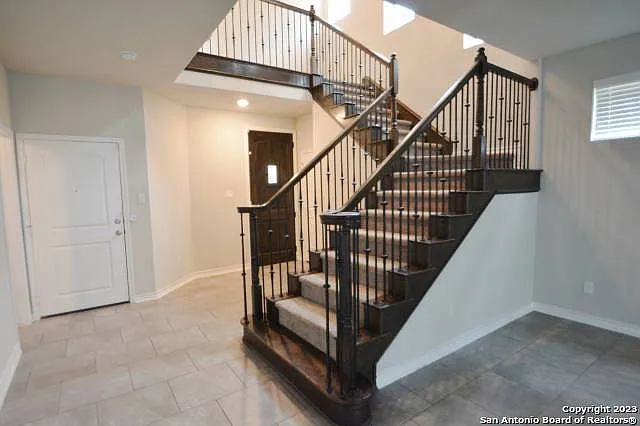 3 bed, 3.0 bath, 2460 sqft, $2,600 — Photo 2