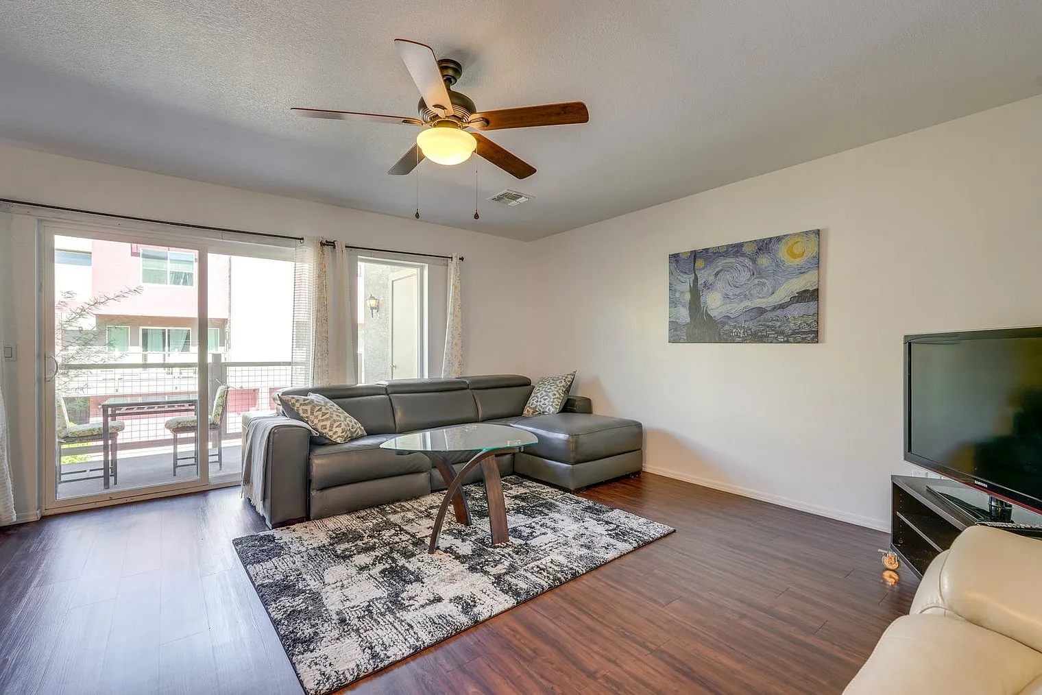 3 bed, 2.0 bath, 1399 sqft, $2,806 — Photo 2