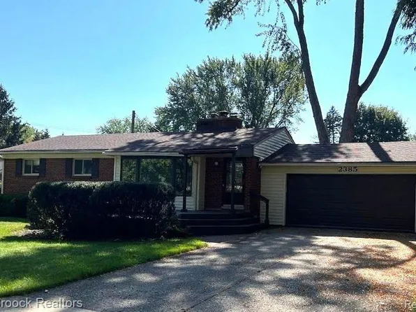 2385 Cheltingham St, Sylvan Lake, MI 48320
