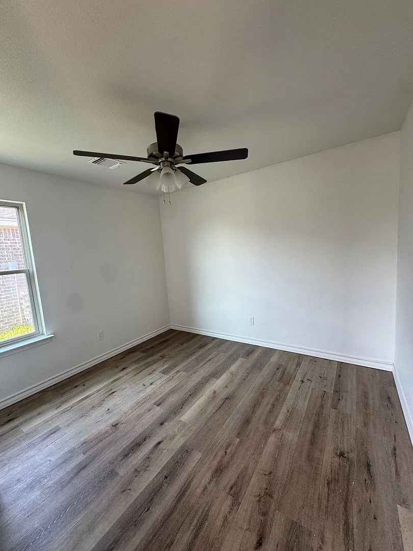 2023 Built Duplex 3/2/1 Tenant pays their own utilities — Photo 4