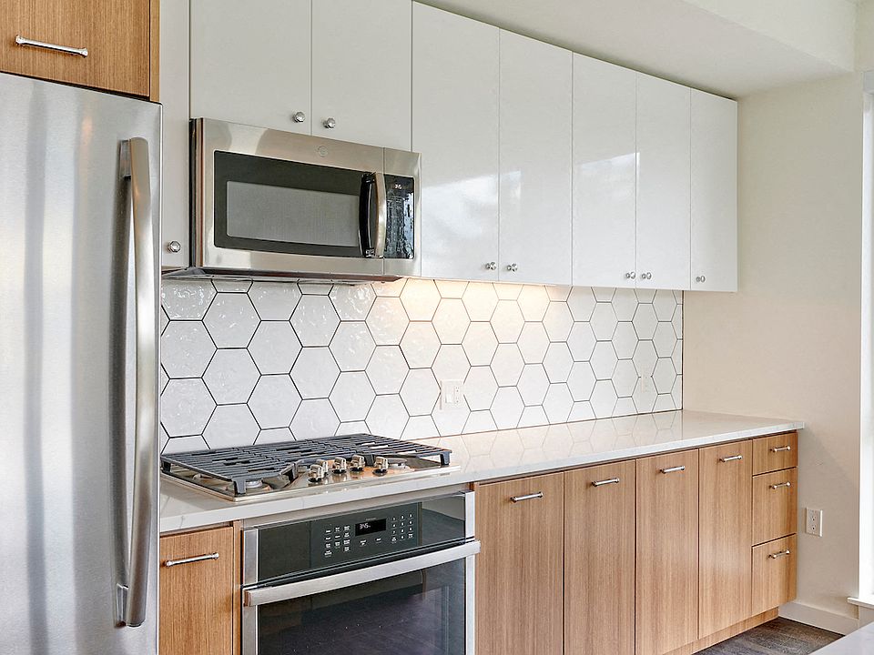 Multnomah Station Apartments refrigerator, range, microwave