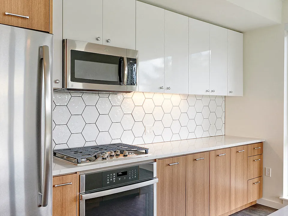 Multnomah Station Apartments refrigerator, range, microwave