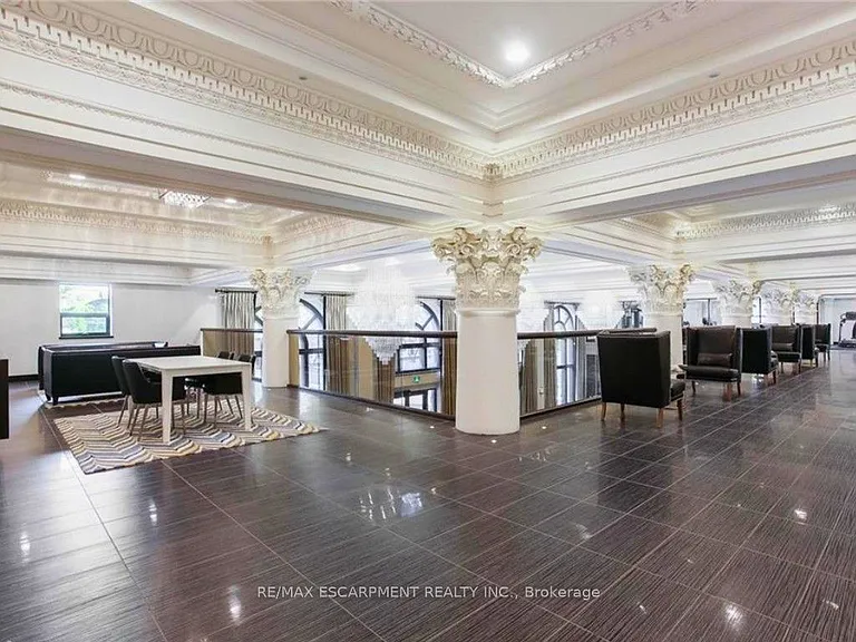 112 King St E #903 — Photo 14