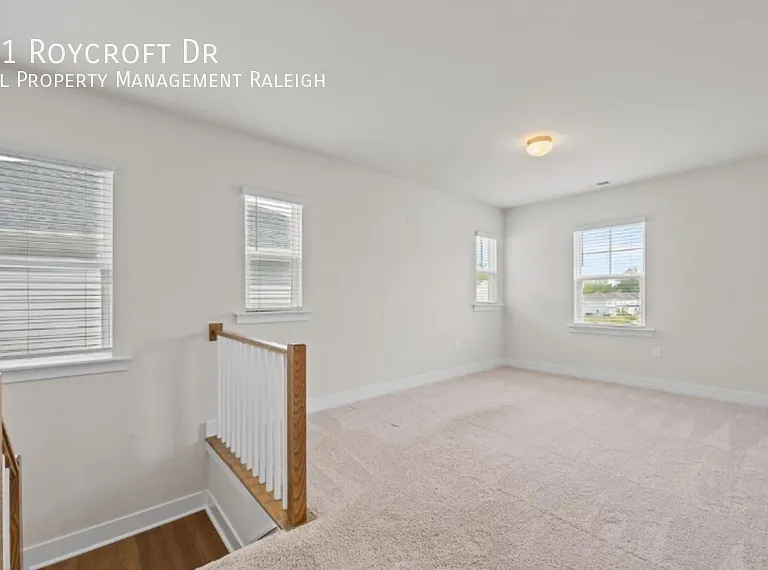 521 Roycroft Dr — Photo 8