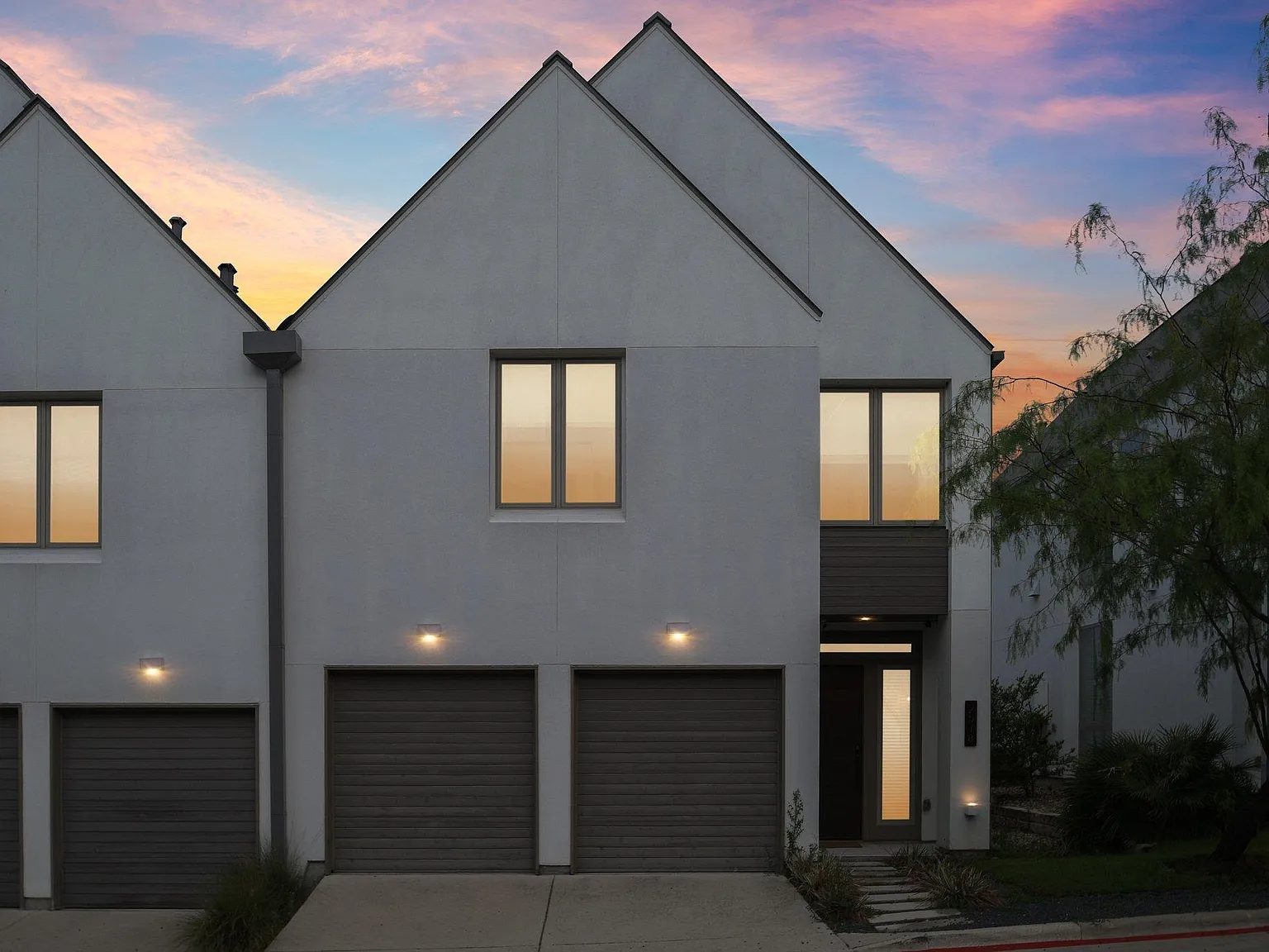 3 bed, 3.5 bath, 2834 sqft, $7,500 — Photo 2