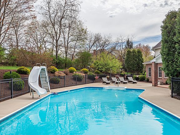 4th image of 221 Greenwood Dr