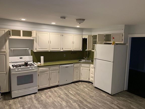 3rd image of 416 Green Ln #1