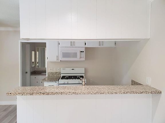 4th image of 13049 Oxnard St APT 10