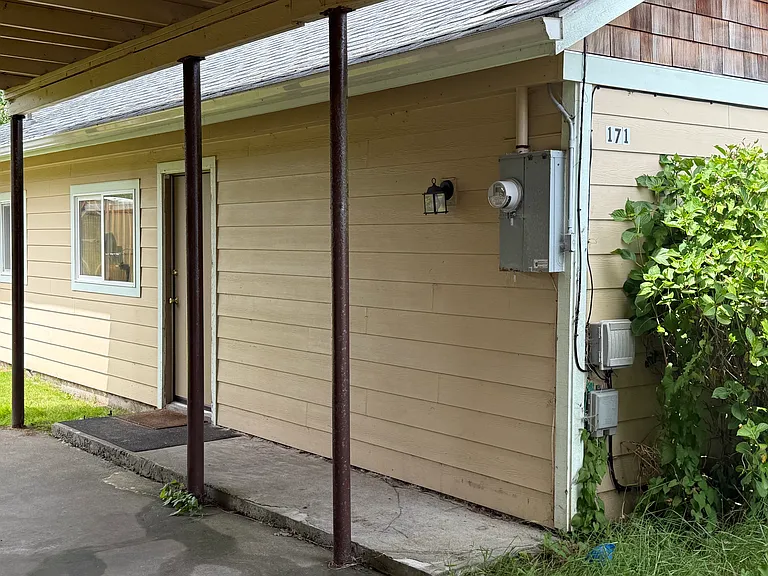 171 SW Birch Ave — Photo 4