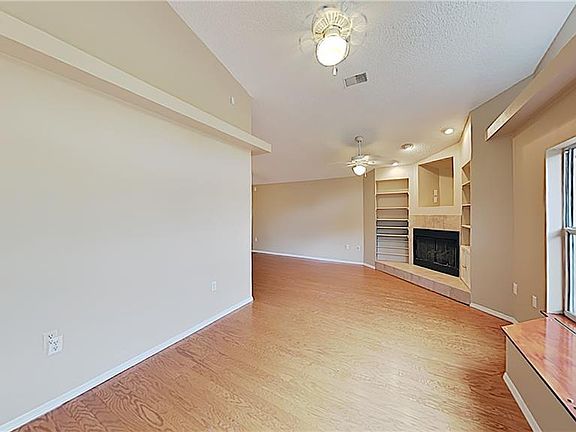 4th image of 1017 Royal Oaks Dr