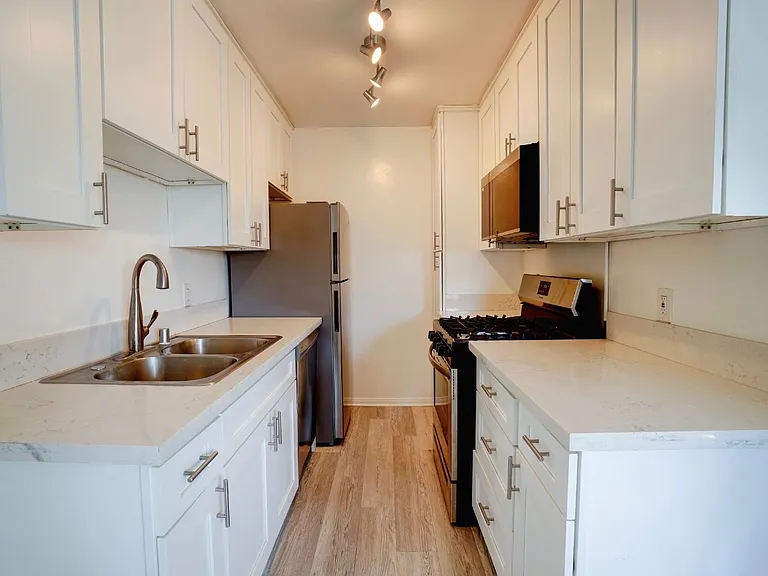 1134 N SYCAMORE AVE — Photo 20