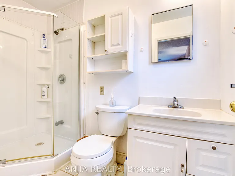 37 Allangrove Cres #2 — Photo 4