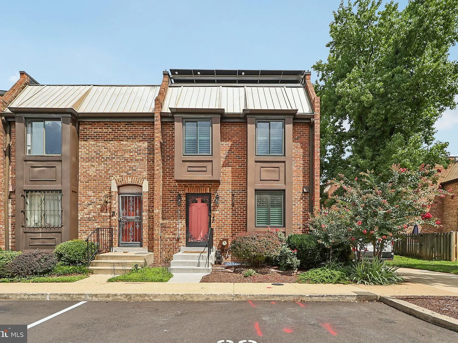 2 bed, 3.5 bath, 1938 sqft, $3,500 — Photo 2