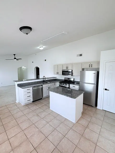 3 bed, 1275 sqft, $2,200 — Photo 1