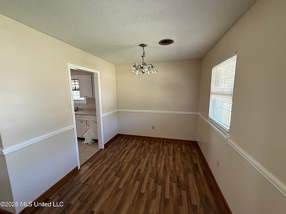 4th image of 405 McGuire Cir