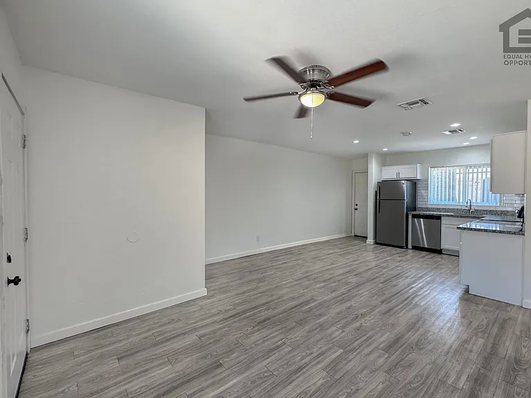 1342 E Willetta St — Photo 15
