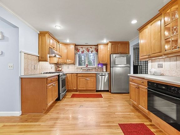 4th image of 40 Holly Ln