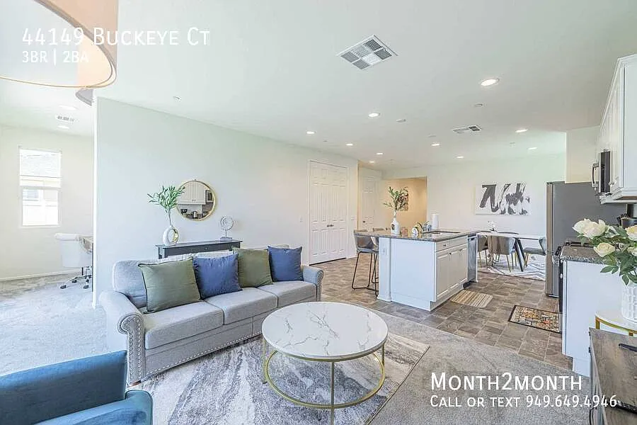 Modern Life On Buckeye Ct — Photo 2
