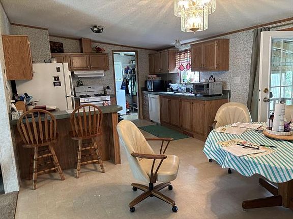 4th image of 27 Pleasant Dr