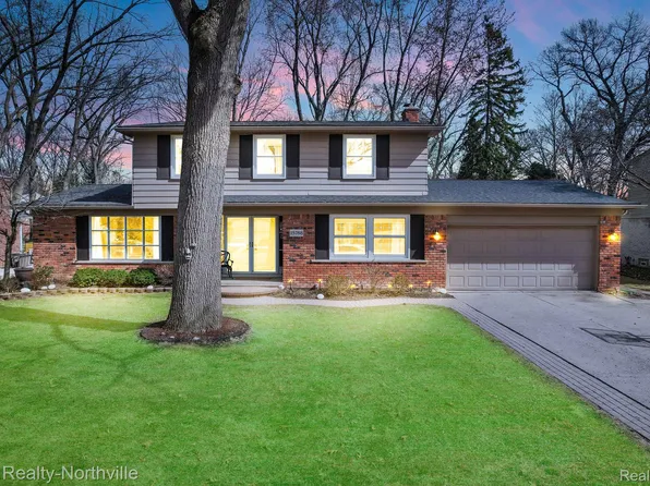 15788 Woodring Dr, Livonia, MI 48154