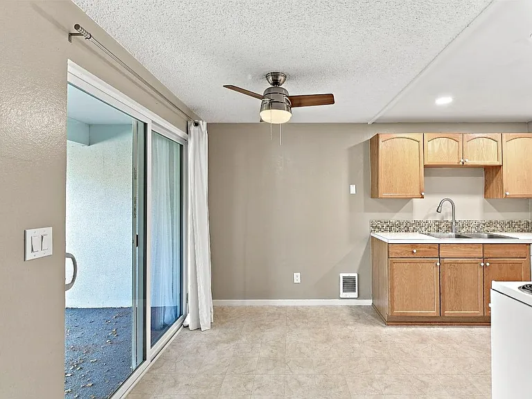212 N J St #7 — Photo 2
