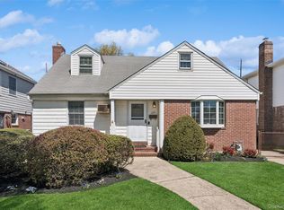 106 Aster Dr, New Hyde Park, NY 11040