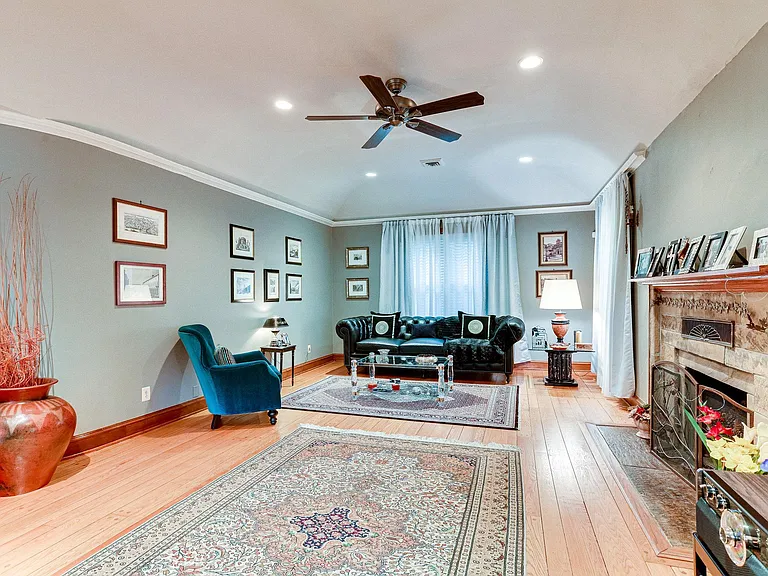 8212 Old Georgetown Rd — Photo 3