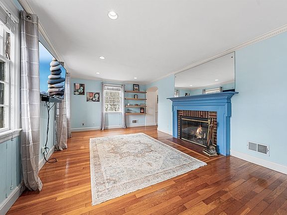 3rd image of 32 Colonial Dr