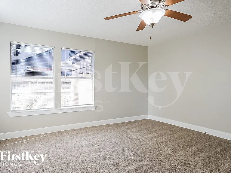 706 E Humble St — Photo 7