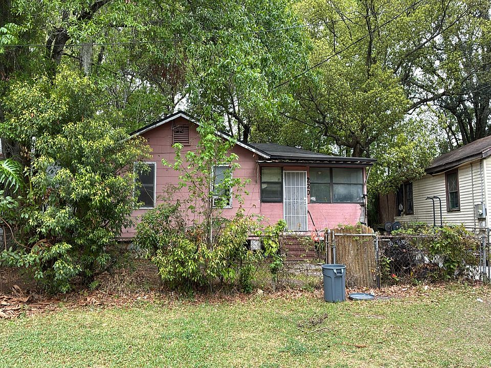 1st image of 220 Bronson St