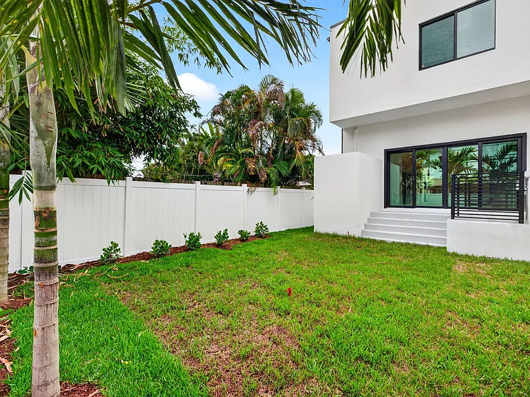 507 SW 11th St — Photo 53