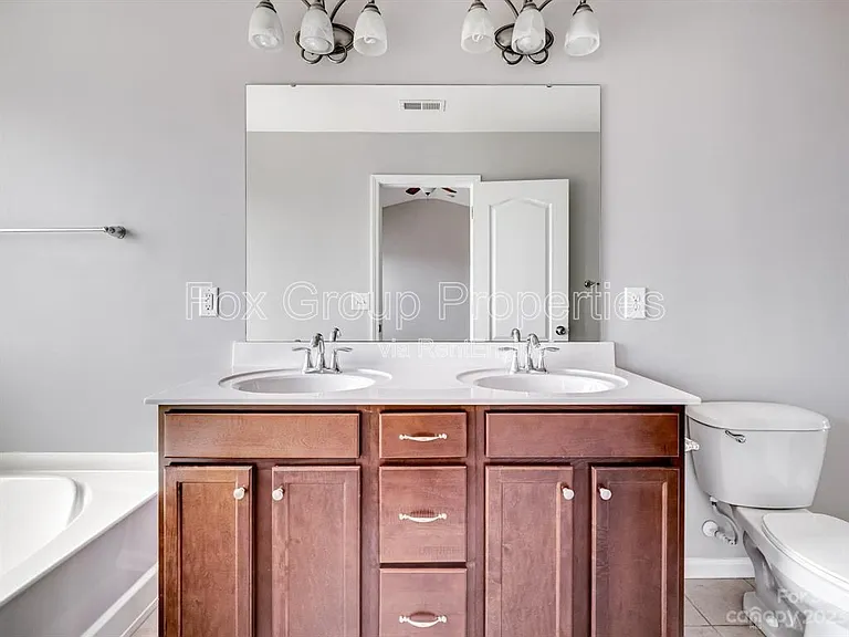 19036 Lake Breeze Dr — Photo 24